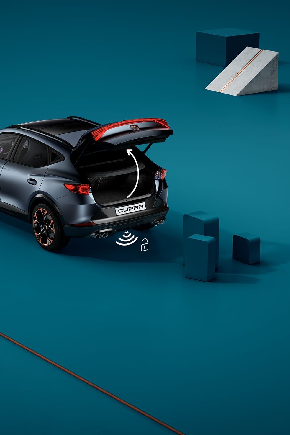 Auto CUPRA so zdvihnutými zadnými dverami na modrom pozadí s grafickými prvkami, ako napríklad stĺpy a rampa. Kufor auta má označenie o technológii bezdotykového otvárania.