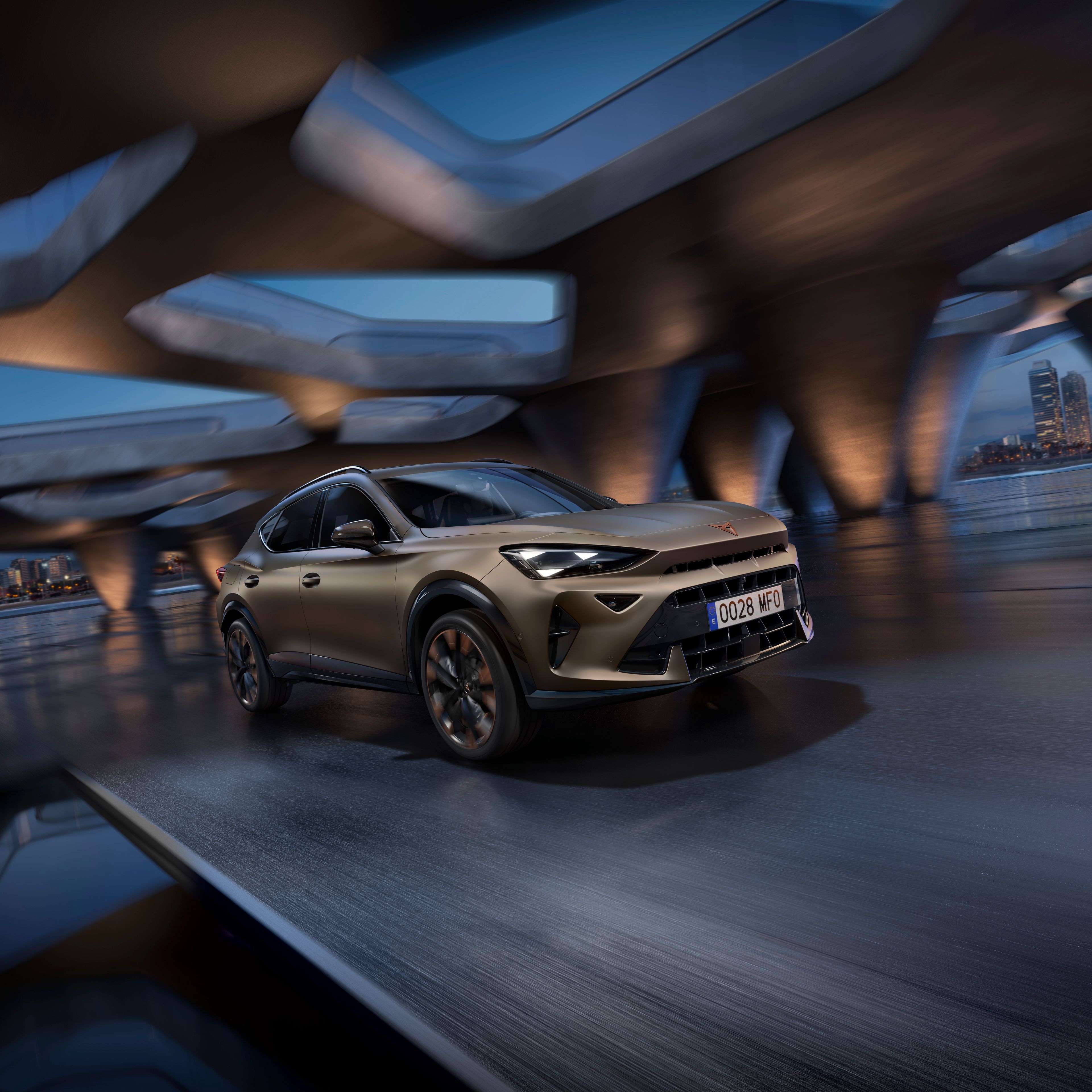Moderné SUV auto jazdí po moste v noci, mestská panoráma viditeľná v diaľke. Auto je osvetlené reflektormi, ktoré zvýrazňujú jeho štýlový dizajn. Skyline mesta je rozmazaný, čo naznačuje vysokú rýchlosť vozidla.