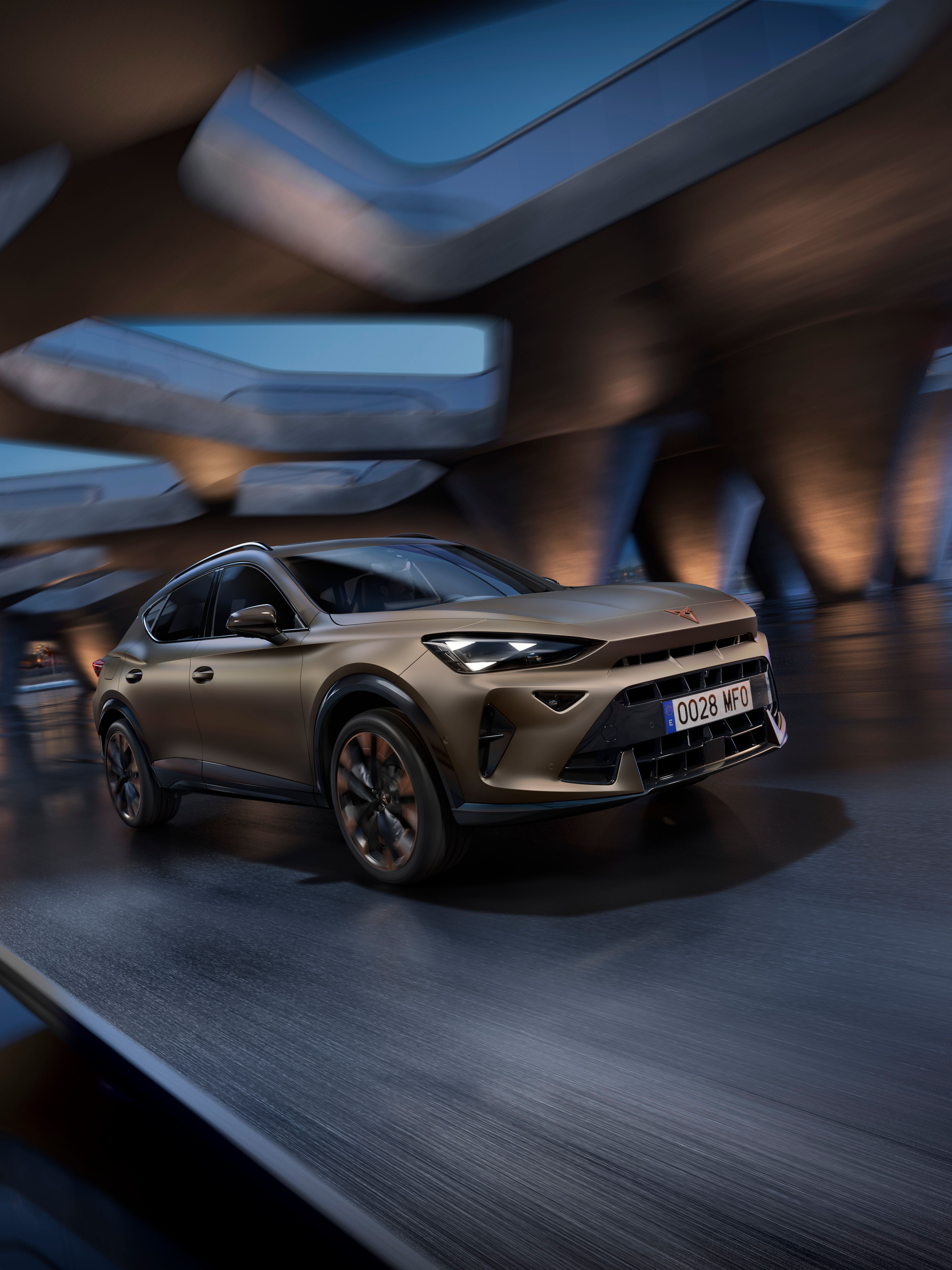 Moderné SUV auto jazdí po moste v noci, mestská panoráma viditeľná v diaľke. Auto je osvetlené reflektormi, ktoré zvýrazňujú jeho štýlový dizajn. Skyline mesta je rozmazaný, čo naznačuje vysokú rýchlosť vozidla.