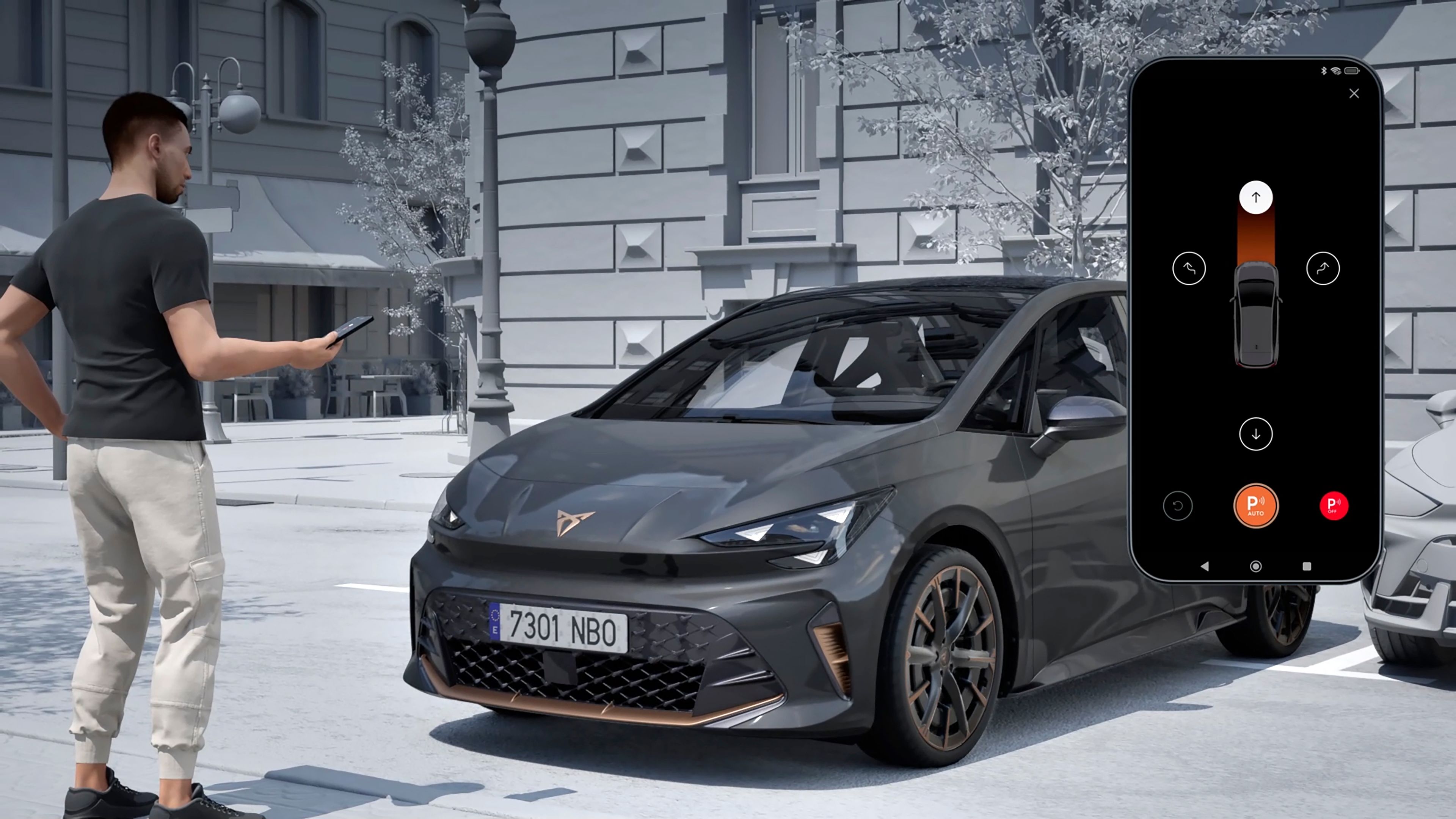 CUPRA Born v sivom odtieni Tambora, zaparkovaná v mestskom prostredí. Pred autom stojí osoba, ktorá ovláda parkovacie manévre prostredníctvom smartfónu, aby predviedla funkcie balíka INTELLIGENT DRIVE (Intelligent Park Assist, Remote Park Assist, kamera Top View a ďalšie).