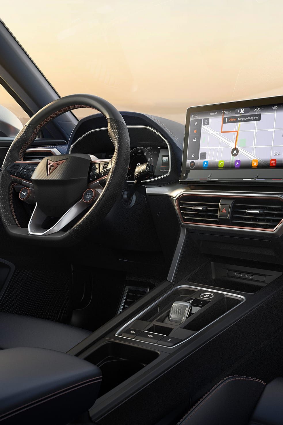 Interiér moderného vozidla s dotykovým displejom zobrazujúcim navigačnú mapu. Multifunkčný volant, prístrojový panel a stredová konzola sú elegantne navrhnuté. Sedadlá a interiér sú čiernej farby.